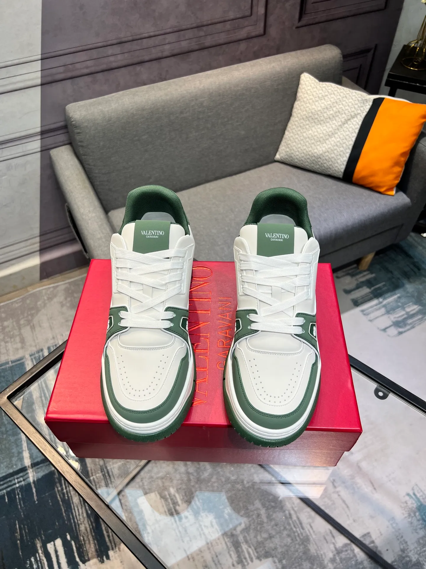 Men's Men's Shoes 💰660 Valentino 2023 early autumn new star shoes are now online! Wang Hedi and Ren Jialun have been worn by many celebrities. Who can refuse the same couple shoes as Wang Hedi! The design of Stars Stab My Heart is cool and spicy. The material of the shoes is cowhide, and every color is beautiful! Size 35-40, men’s size 39-44 (women’s 41, men’s 38, 45🉑️customized)